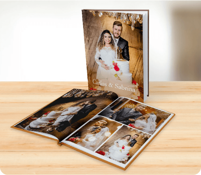Fotolivro de capa dura no tamanho 30x30cm aberto e fechado em loop.