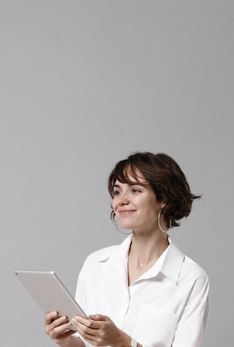 Menina com o tablet na mão hero