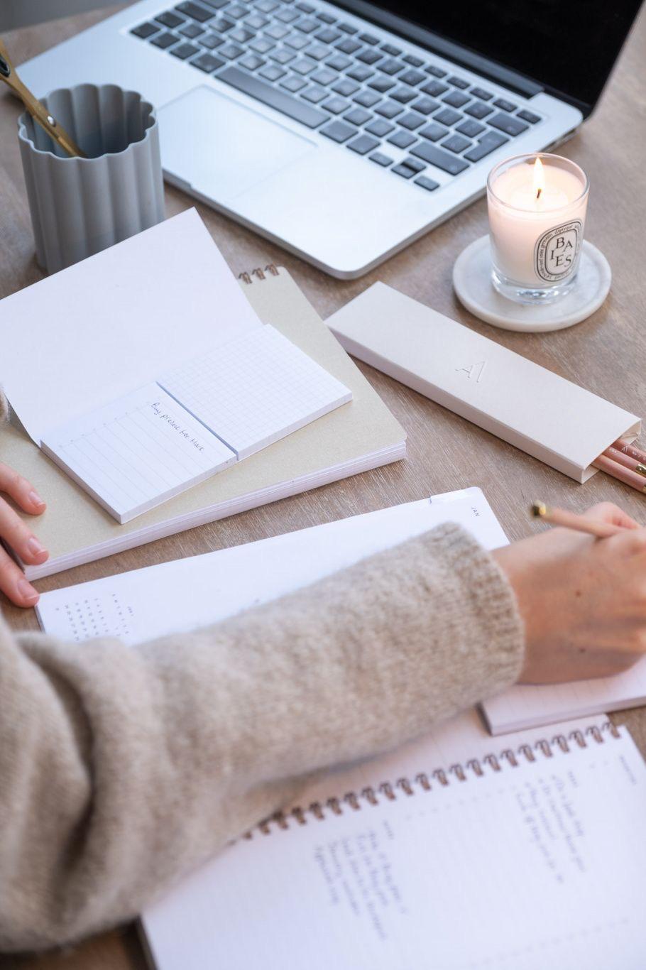 Schreibunterlagen und schreibende Hand – steht für strukturierte Therapieplanung