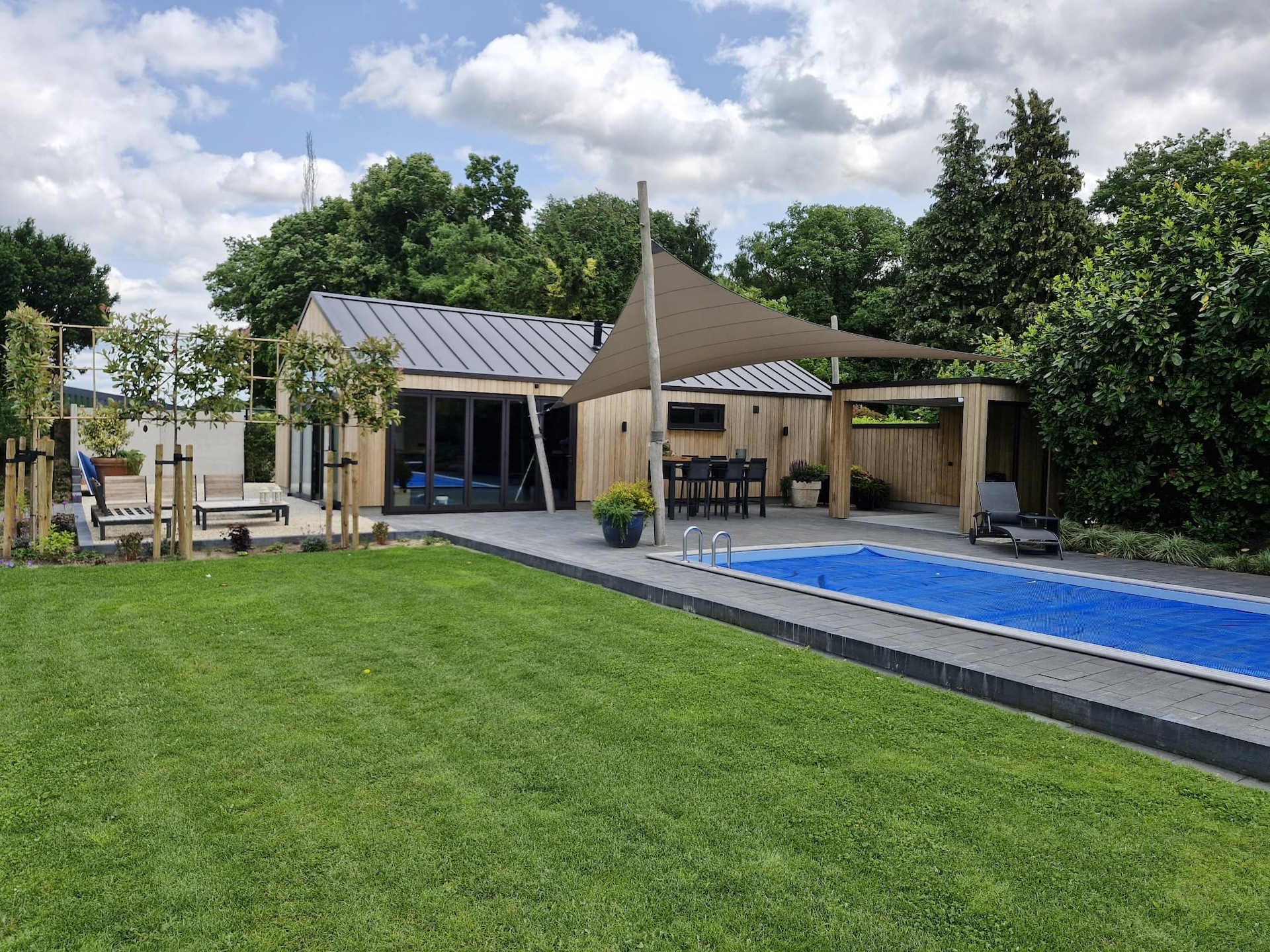 Project van Voorst Elektrotechniek: luxe buitenkantoor