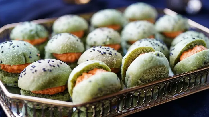 Tapaditos de ave pimiento en pan de espinaca para banquetería y cóctel gourmet de eventos en Santiago.
