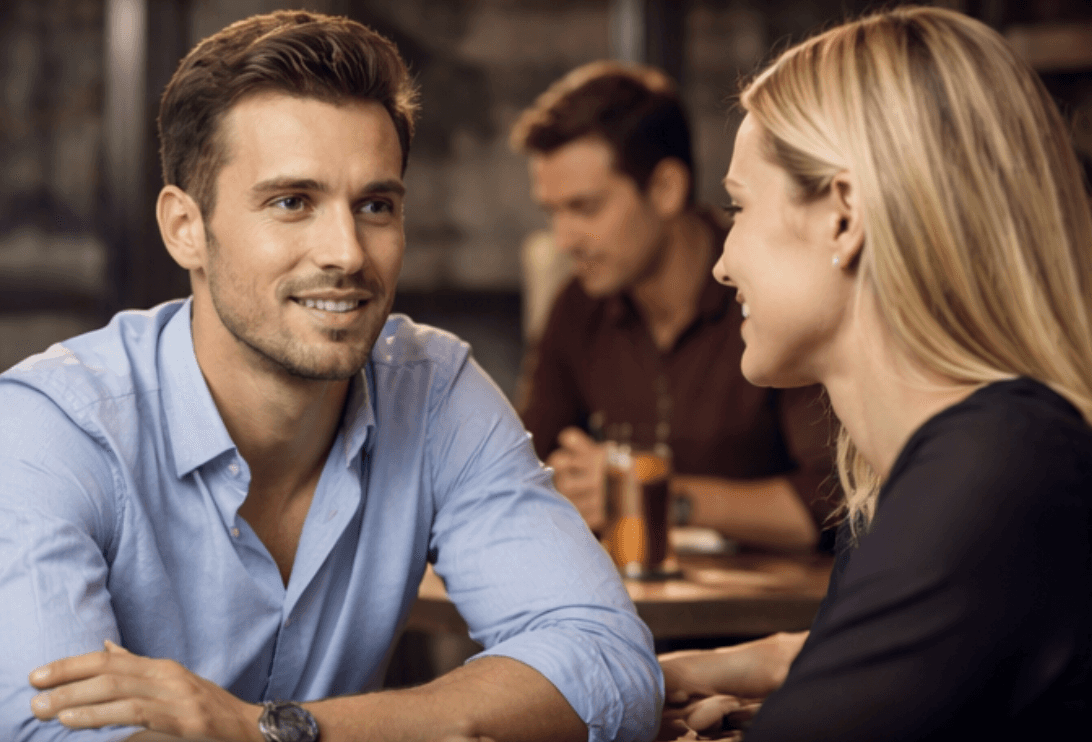 ein mann sitzt mit einer frau in einem restaurant