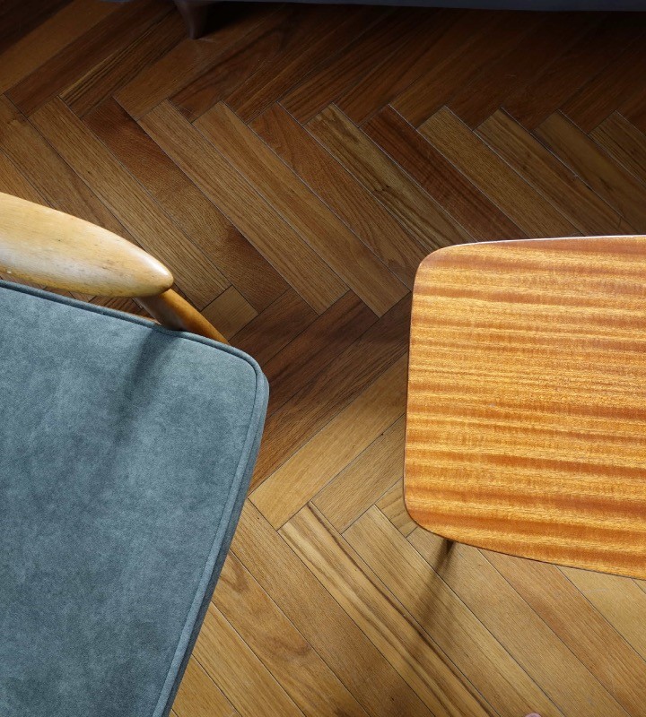 Drewniana podłoga i stolik w apartamencie Villa Stara Apteka w Srebrnej Górze. 