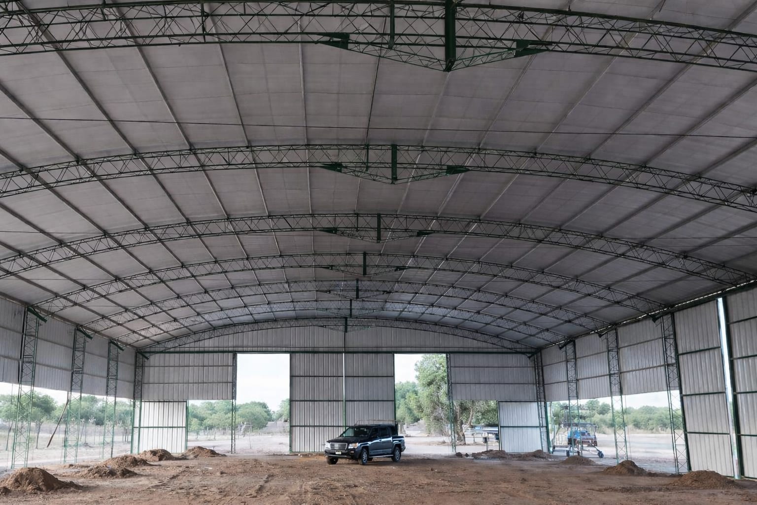 Galpón logístico metálico 15x30 m para depósito industrial con estructura de acero en Santiago del Estero, nave logística para almacenamiento.