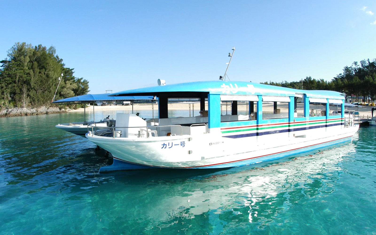 Περιήγηση με λεωφορείο Hip Hop στην Οκινάβα με βάρκα με γυάλινο πάτο κοντά στο Ενυδρείο Τσουραούμι.