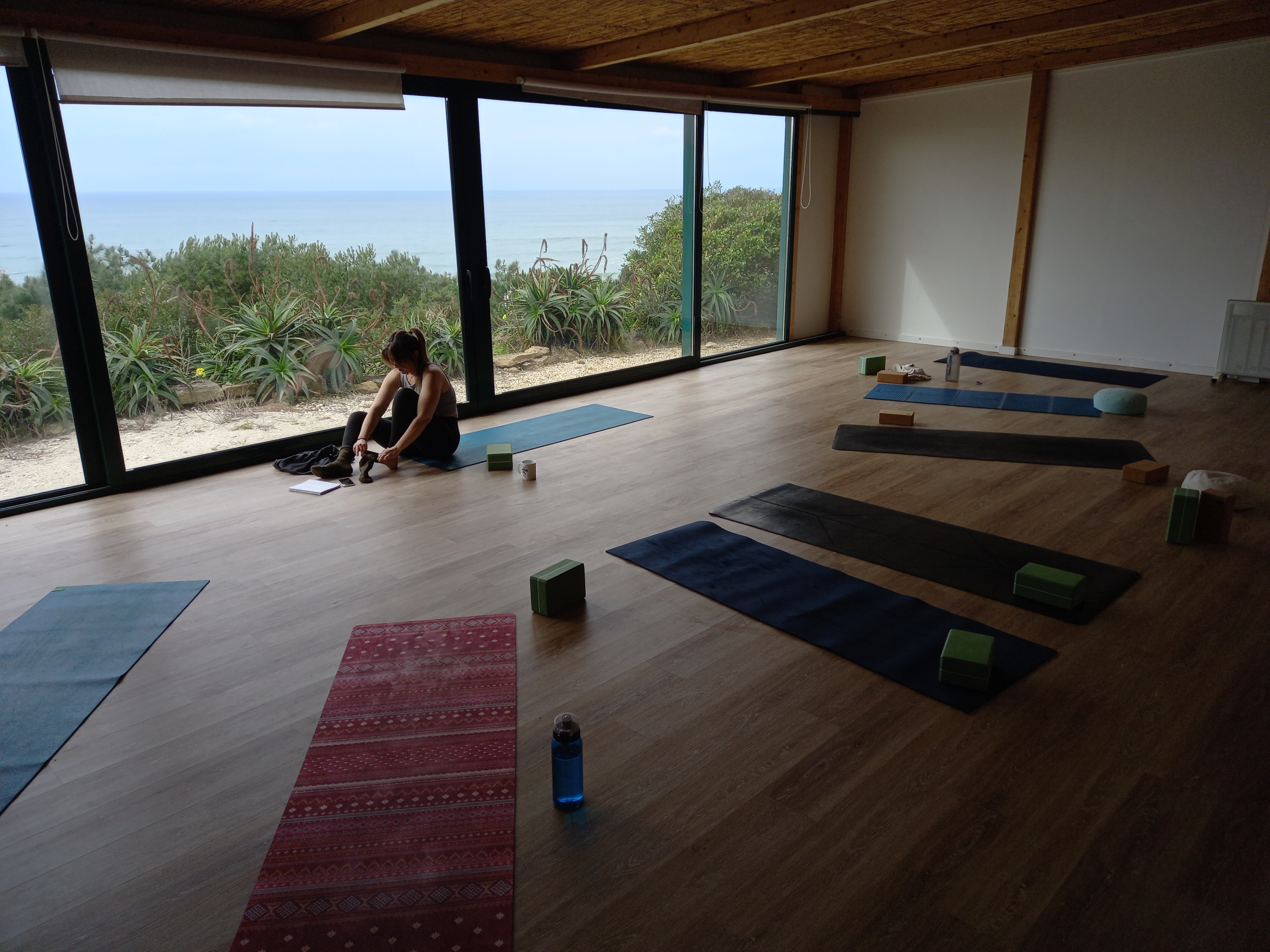 Room with yoga mats at Wild Souls  Ericeira guesthouse