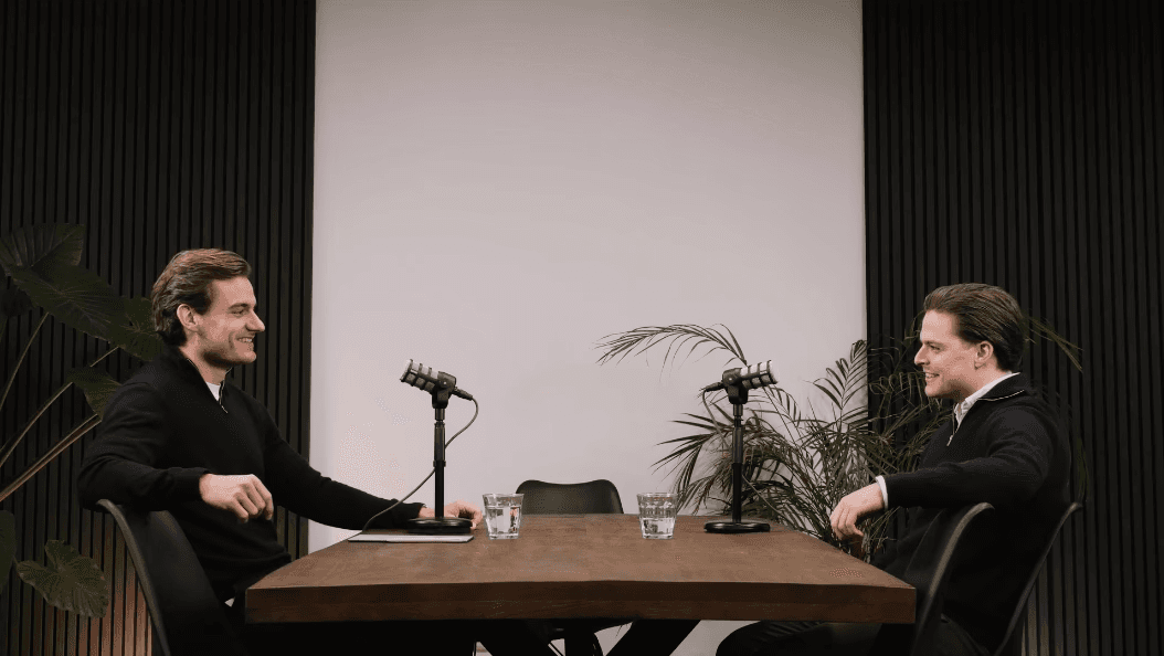 Het 6-Stappenplan voor Succesvolle AI Implementatie" door Tom Koopman van MSTR Nijmegen. De afbeelding toont Tom Koopman die uitlegt waarom AI bij 90% van de bedrijven faalt.