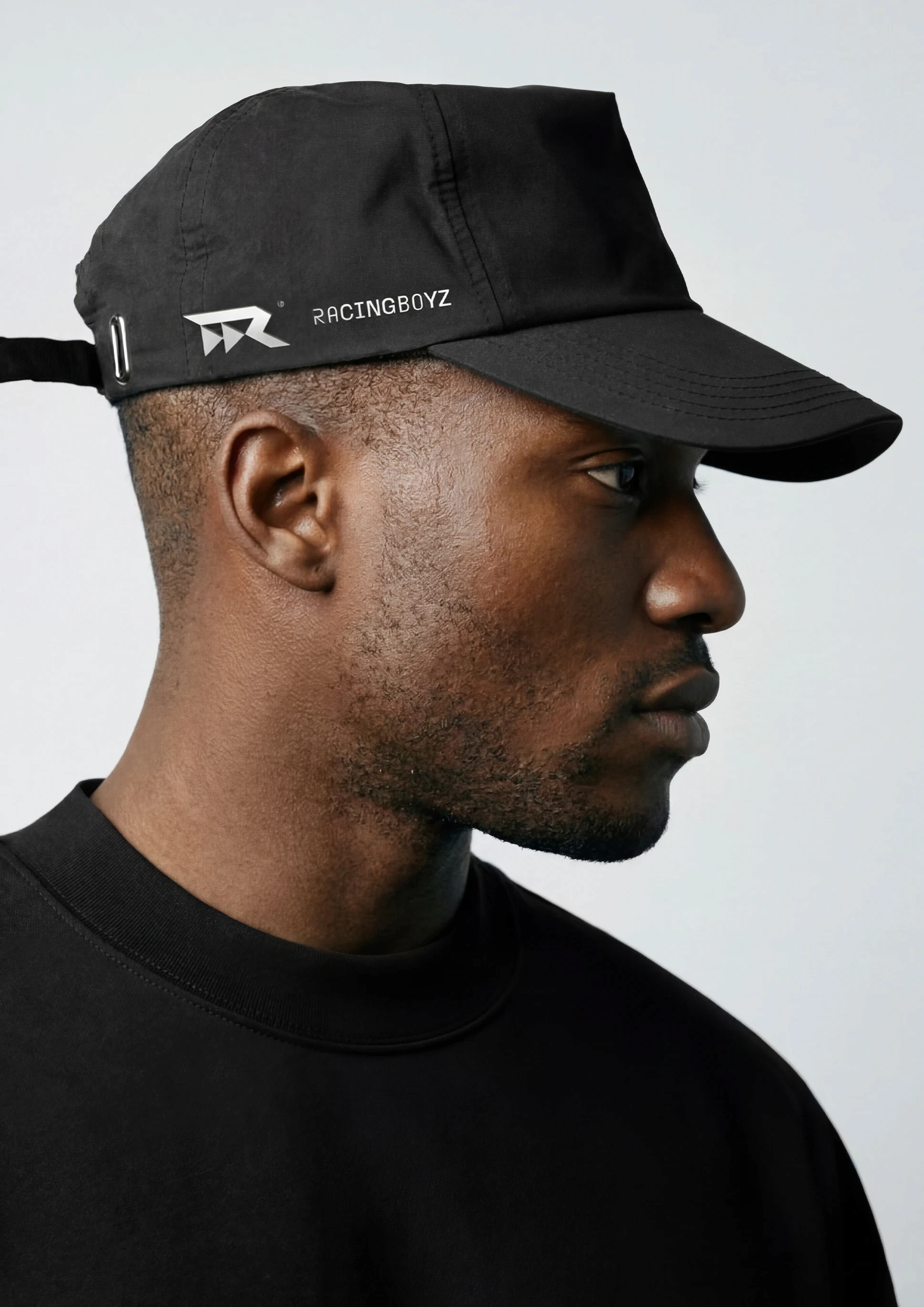 homme de profil portant une casquette racingboyz