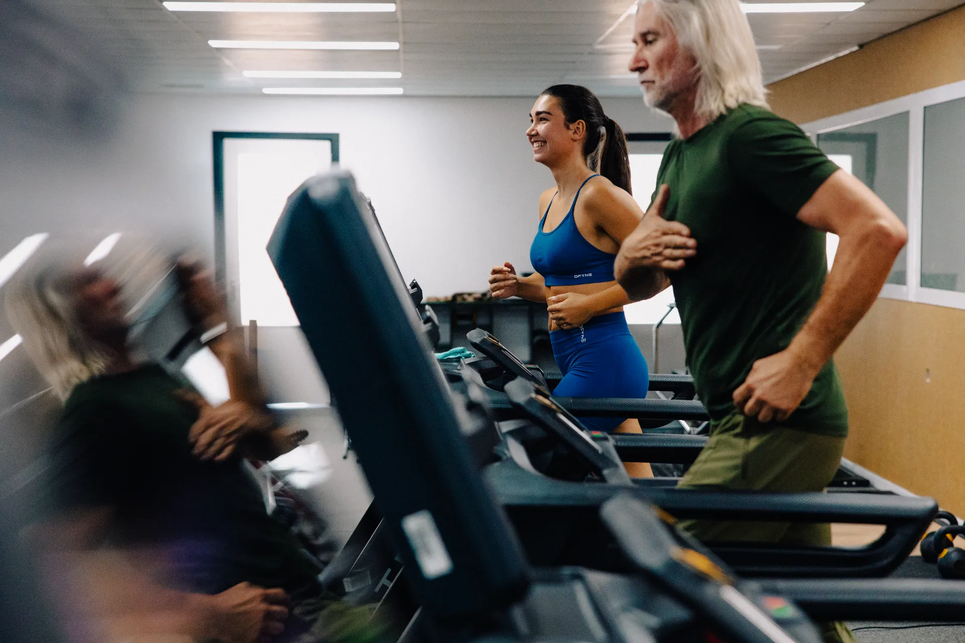 Sporters op de loopbanden in de zaal