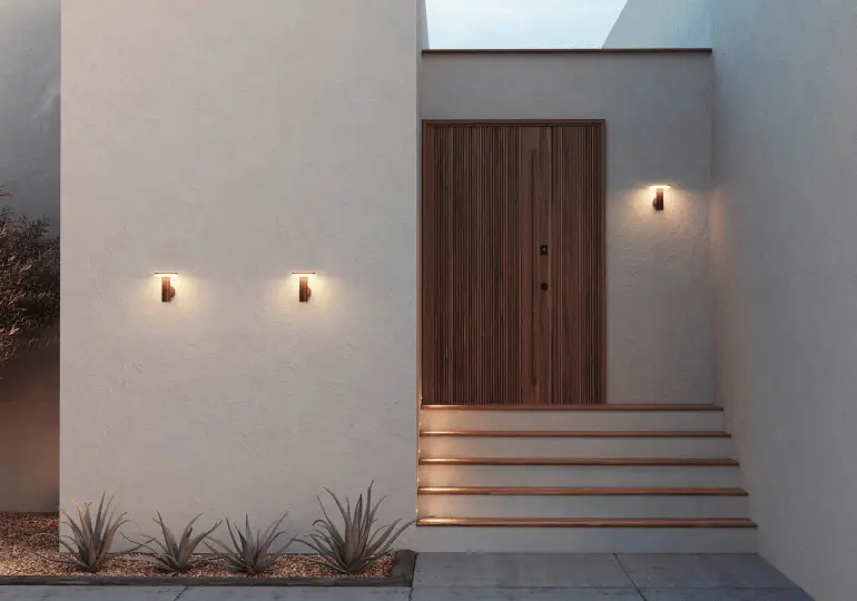 Entrada moderna con puerta de madera, escalones de madera, iluminación LED de Beneito Faure en paredes blancas, plantas suculentas y diseño minimalista exterior