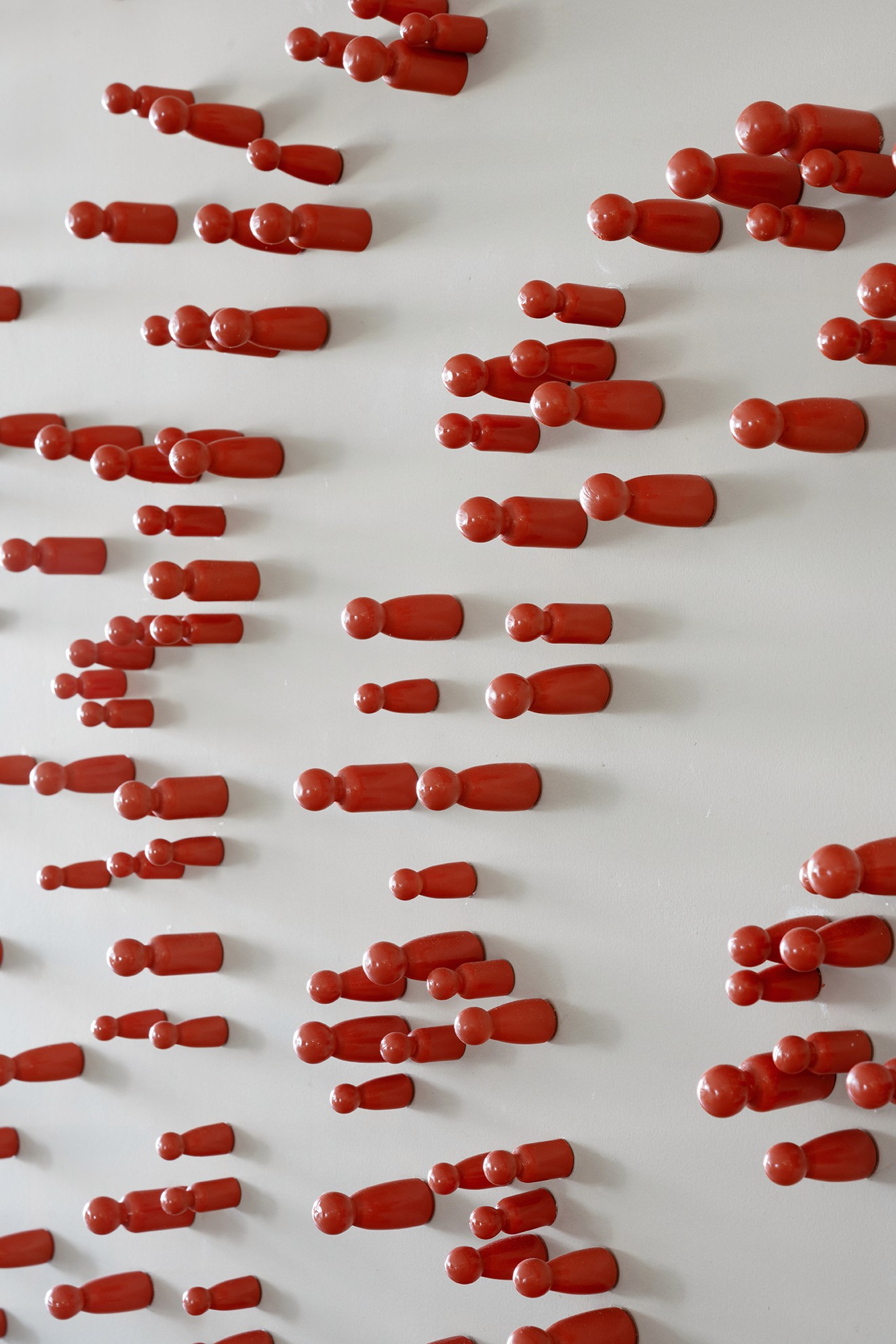 פרט מיתוג סביבתי: חיפוי קיר תלת-ממדי המורכב מאלמנטים חרוטים וצבועים בייצור אישית – אינטרפרטציה אדריכלית ללוגו