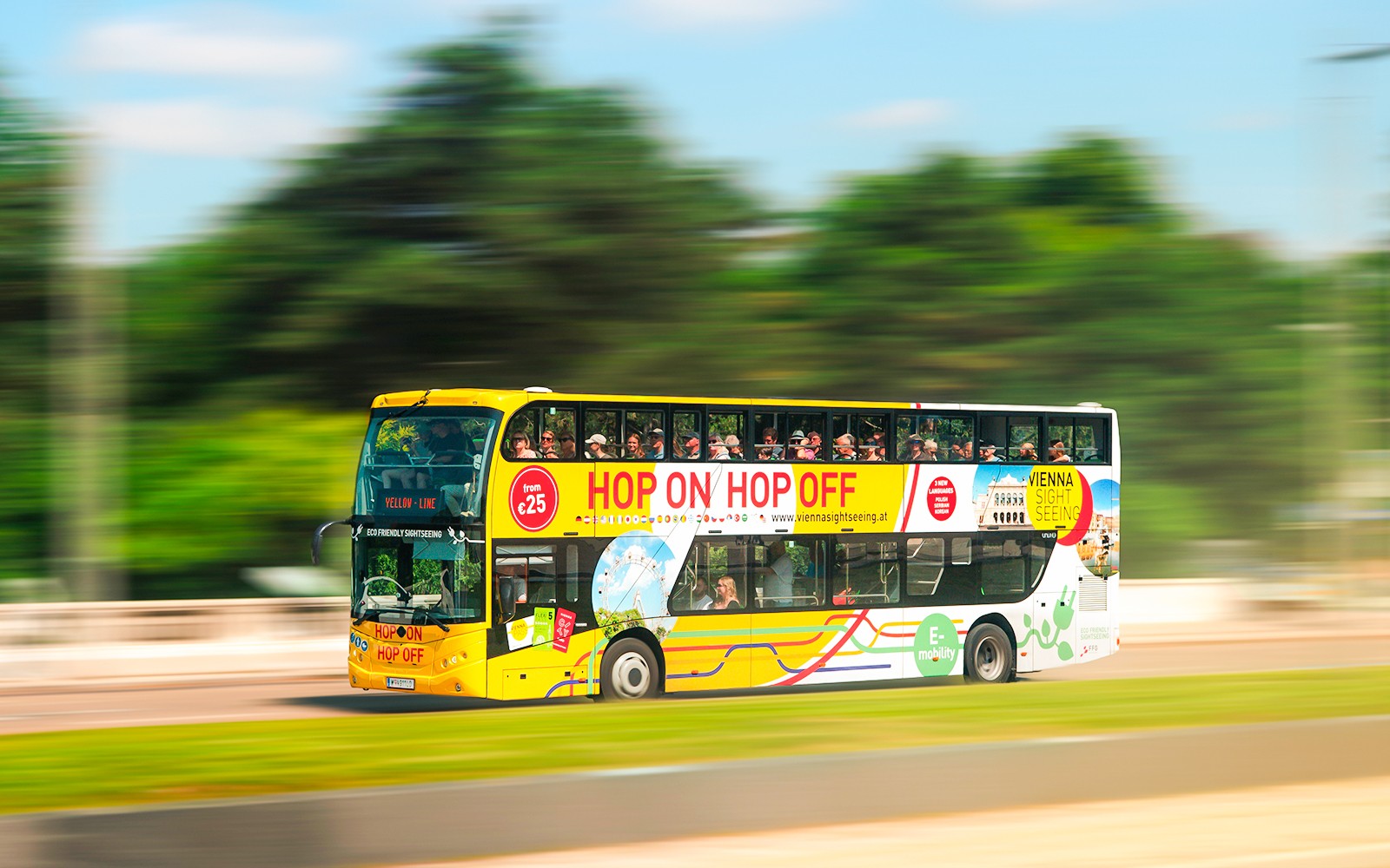 Bus wisata keliling kota Vienna dengan sistem hop-on hop-off.