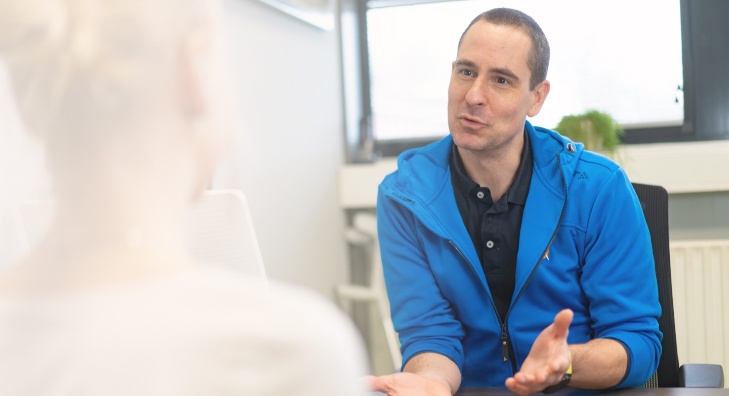 Hooiweg eigenaar in gesprek met patient