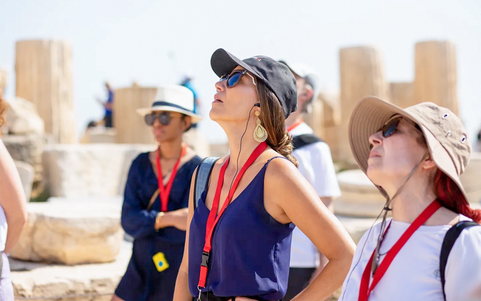 游客在雅典卫城帕特农神庙游览期间使用语音导览。