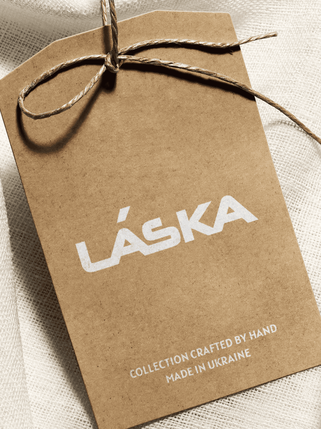 UA: Етикетка бренду LÁSKA, дизайн пакування з крафтового картону та типографіки EN: LÁSKA brand label design, kraft packaging and typographic identity