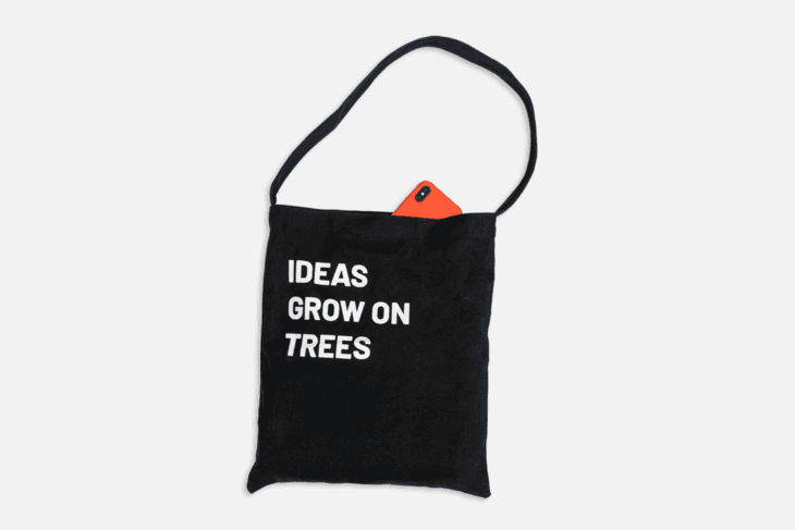 黑色帆布包带手机