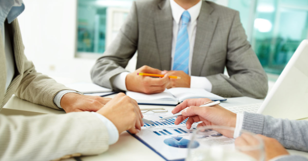 Reunión empresarial donde se revisan perfiles de cargo y requisitos de salud ocupacional