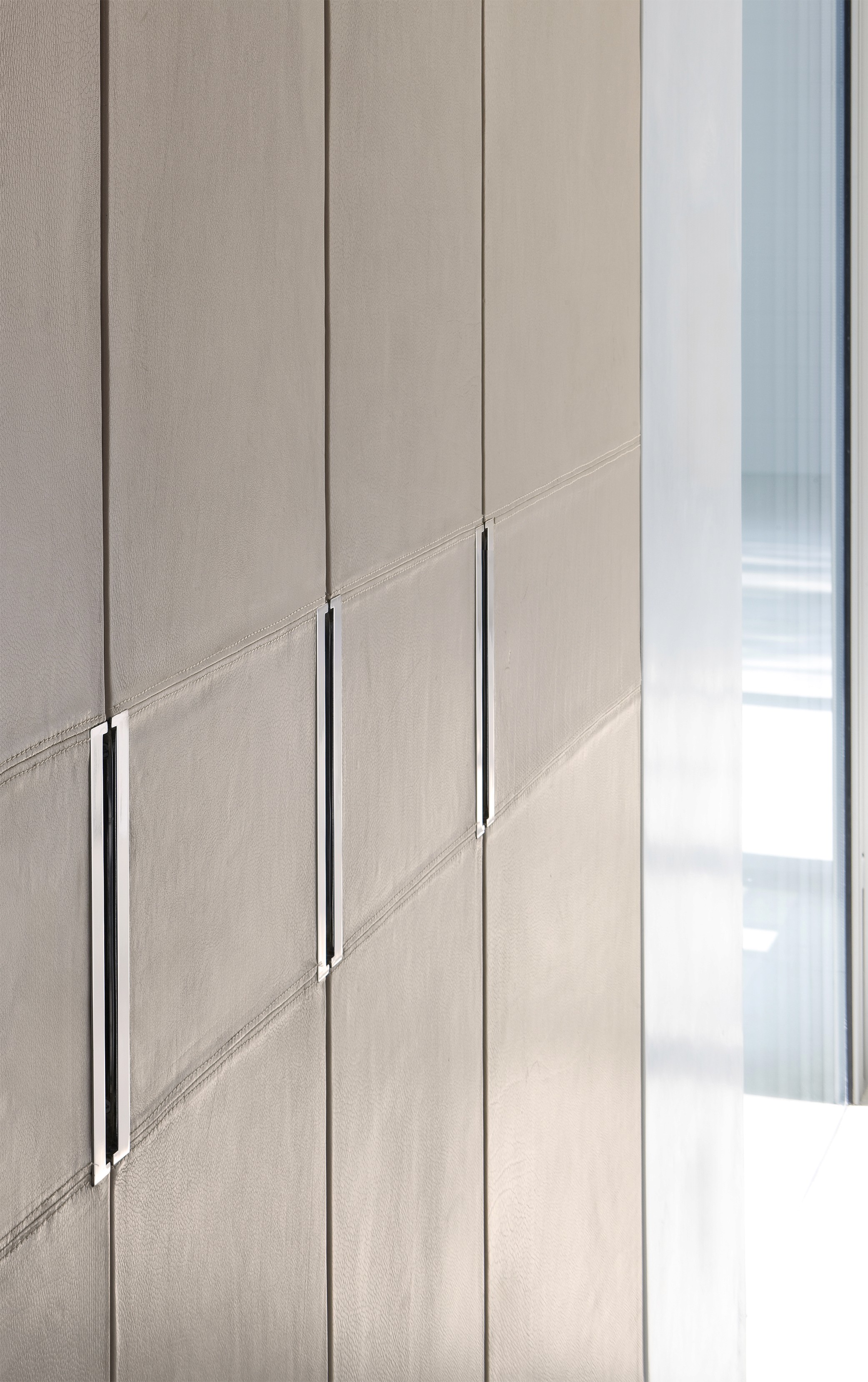 dettaglio anta mobile pelle