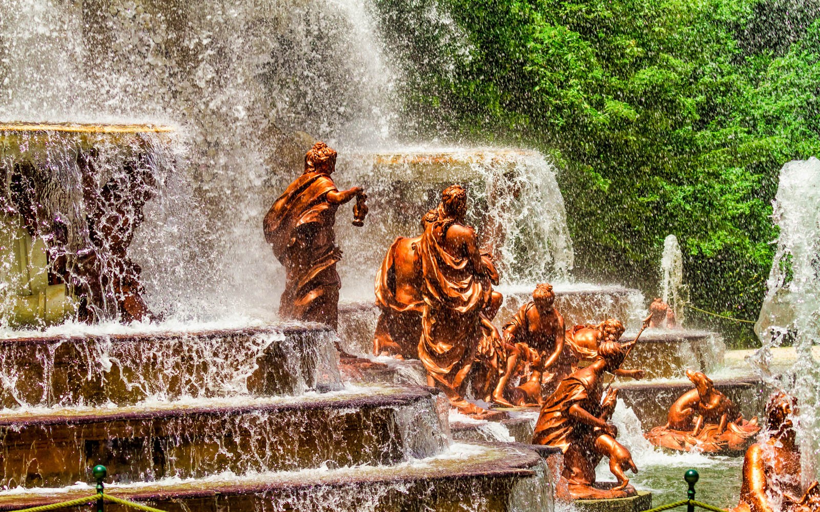 Skulpture fontana u Kraljevskoj palači La Granja de San Ildefonso u Segoviji s kaskadnim vodenim slapovima.