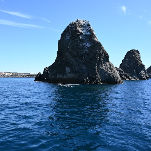 Boletos para la experiencia de Tour en Barco y Buceo en las Islas Ciclopi y La Timpa di Acireale en Aci Castello