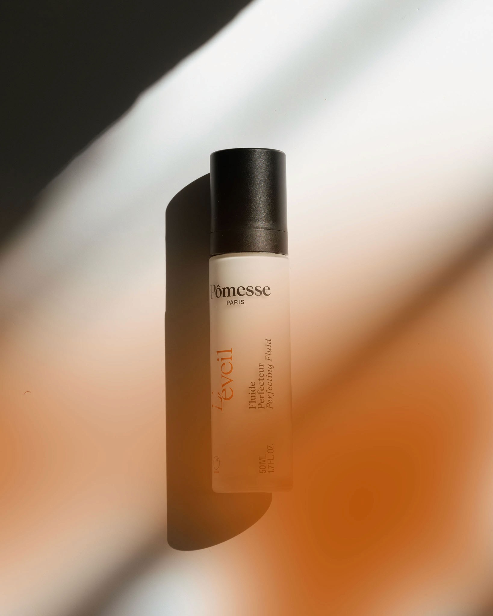 femme en train de se nettoyer le visage en souriant