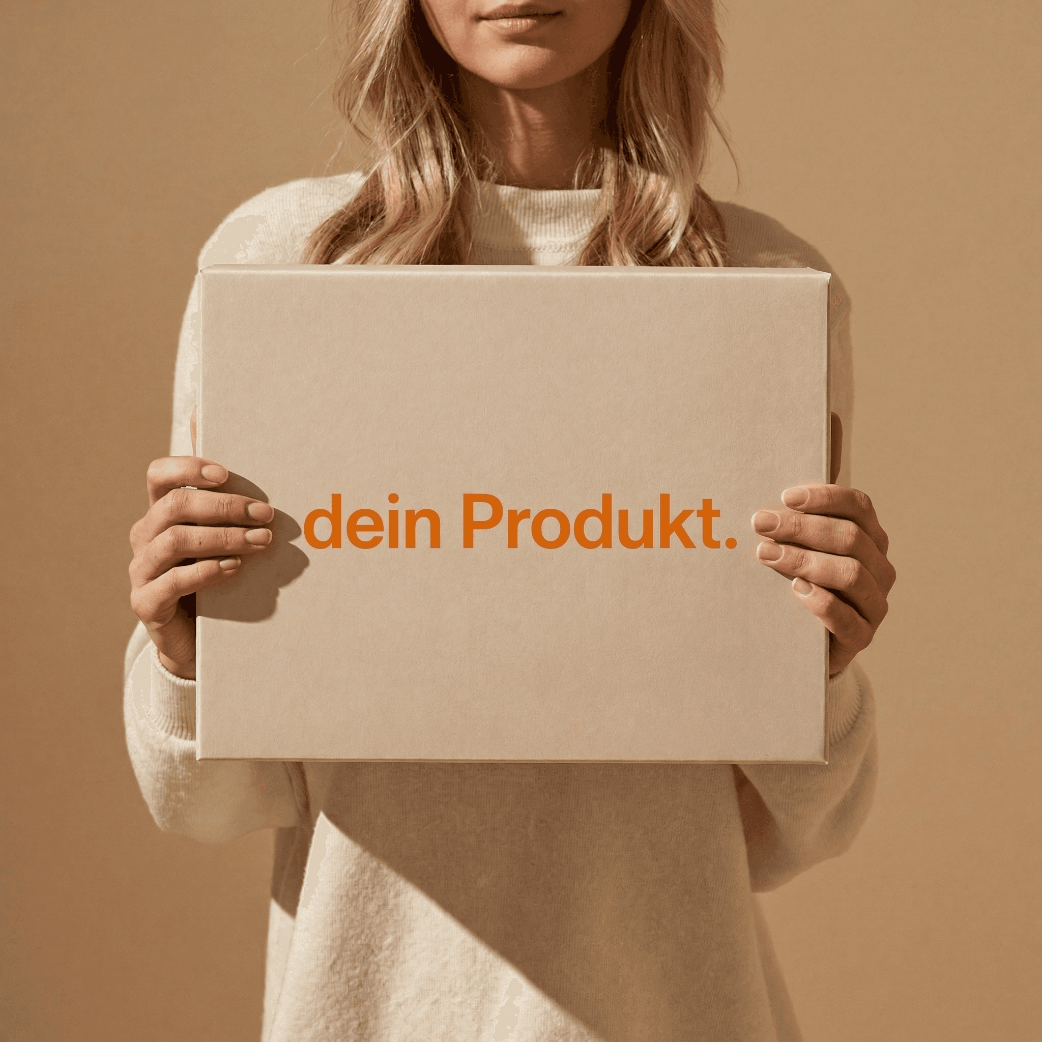 AI-generierte Frau hält Karton mit Produkt-Platzhalter – Visual für die Zielgruppe KMU und E-Commerce bei 3DS Johner