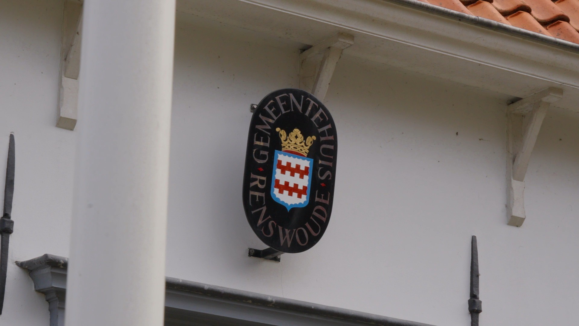 Gevel van het gemeentehuis van Renswoude met het gemeentewapen