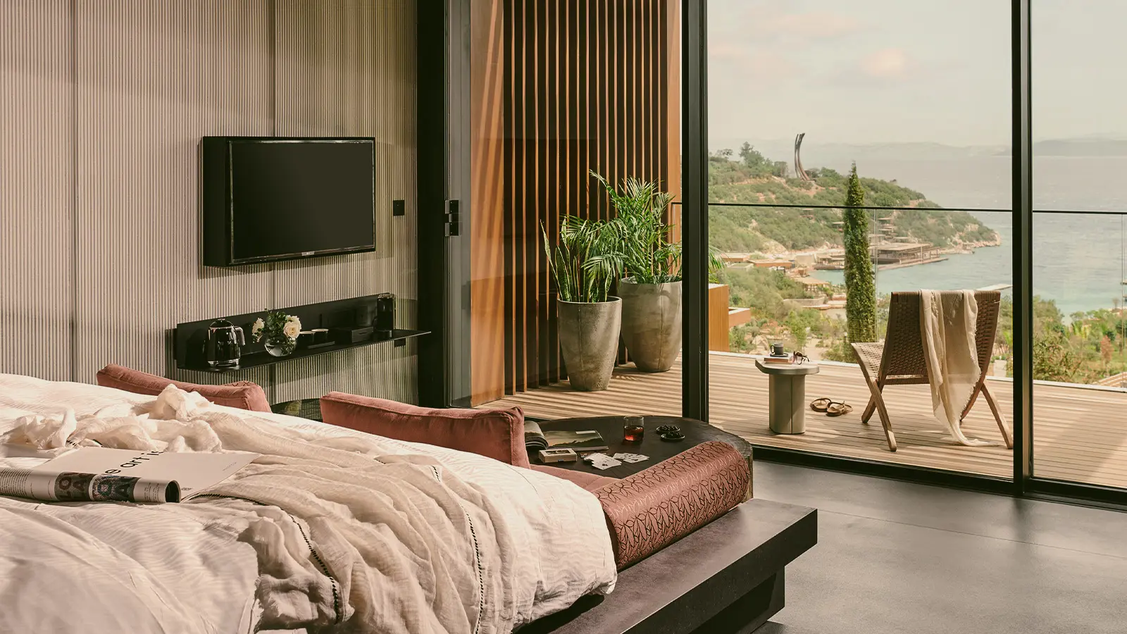 Gemütliche Lounge mit Sofas, Kamin, Kaffeetischen, Wein und Snacks. In luxuriösem Ambiente. Perfekt für Entspannung und Genuss.