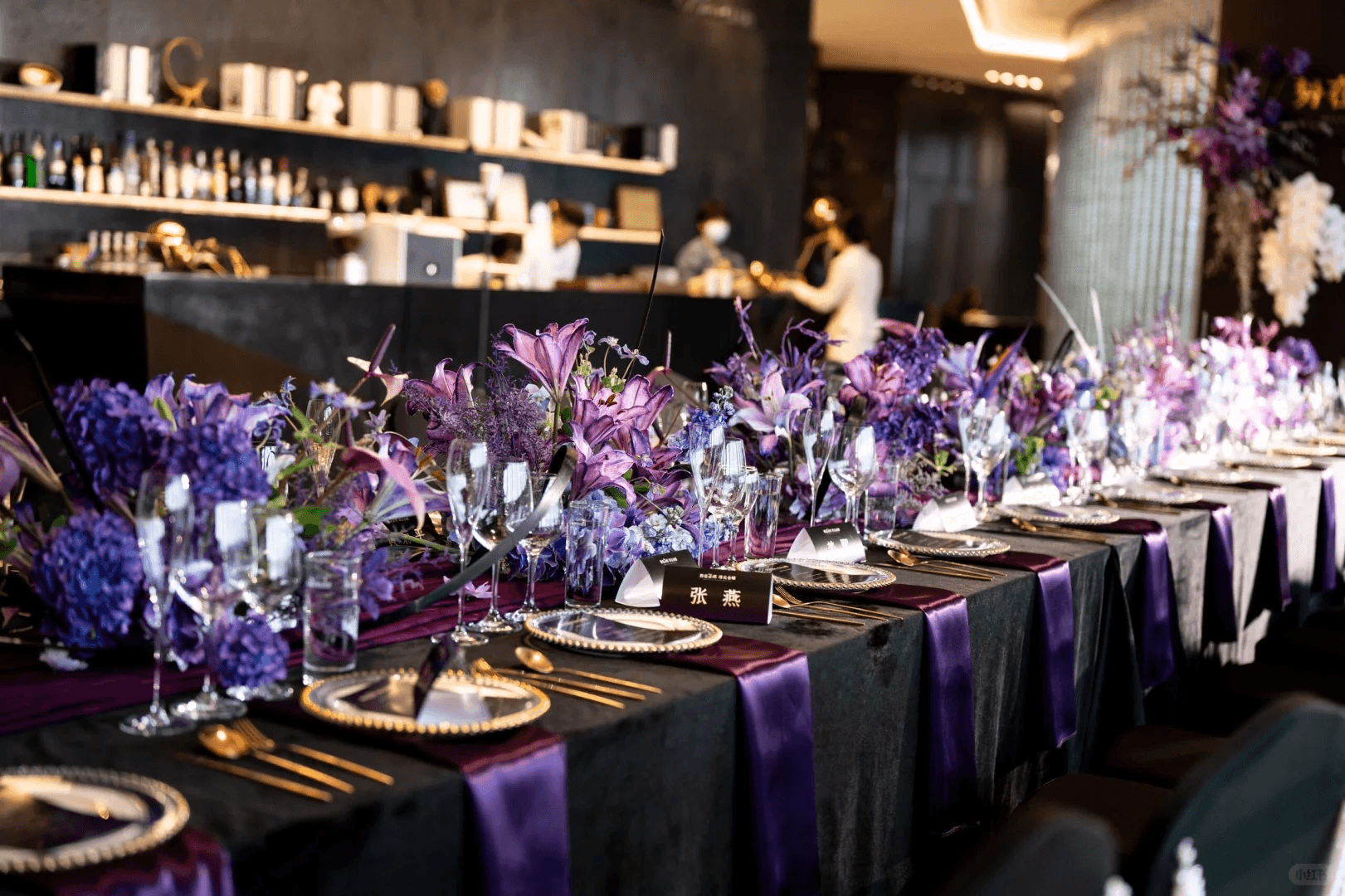 機場零售設計團隊在工作室討論商業空間佈局，展示專業零售店舖規劃及室內設計協作流程。