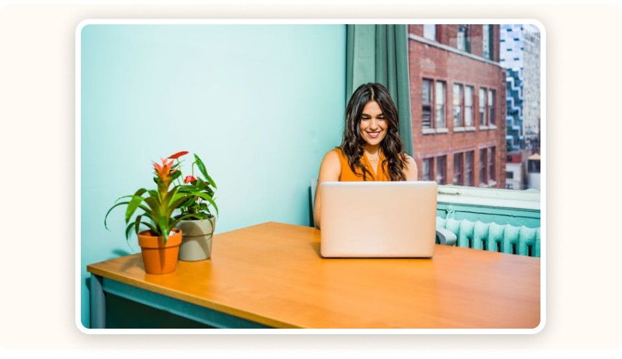 Utilisatrice souriante utilisant un ordinateur