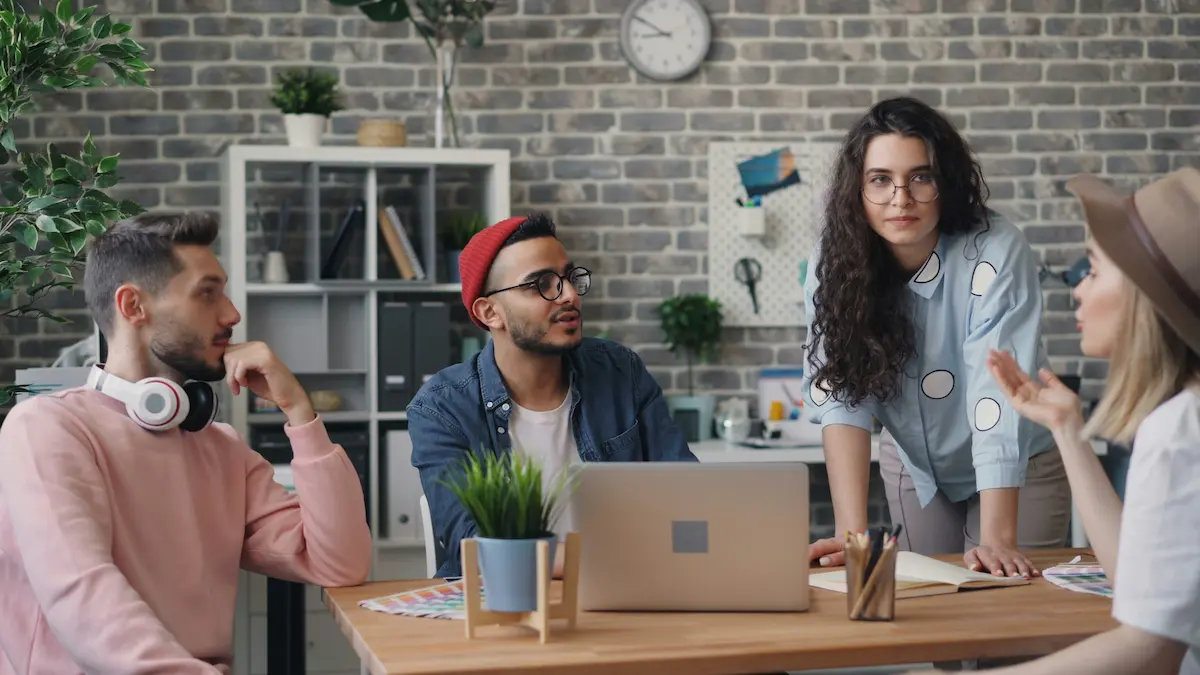 Étudiants en discussion sur leur avenir professionnel