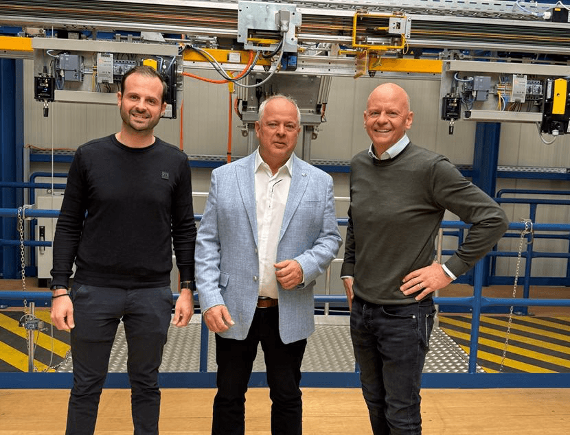 ROFA-Vorstand Rainer Lange (Mitte) mit den DETO Geschäftsführern Alfred della Torre Jun. (links) und Alfred della Torre Sen. (rechts)