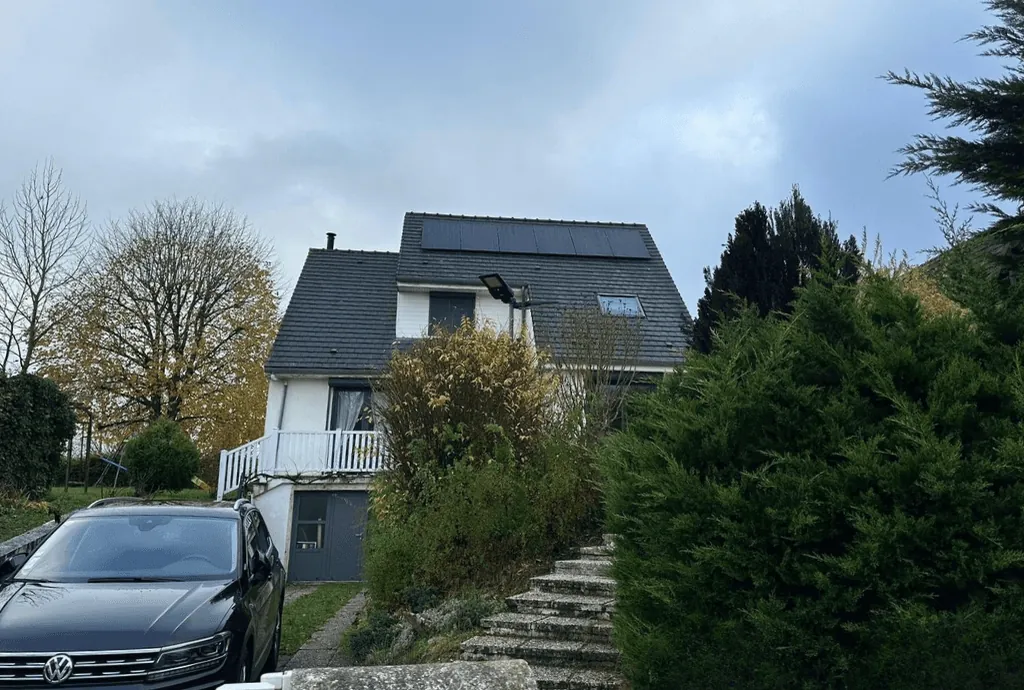 Photo d'un pavillon à Rouville dans les Hauts-de-France équipée de panneaux photovoltaïques dont l'installation a été faite par Solarock.