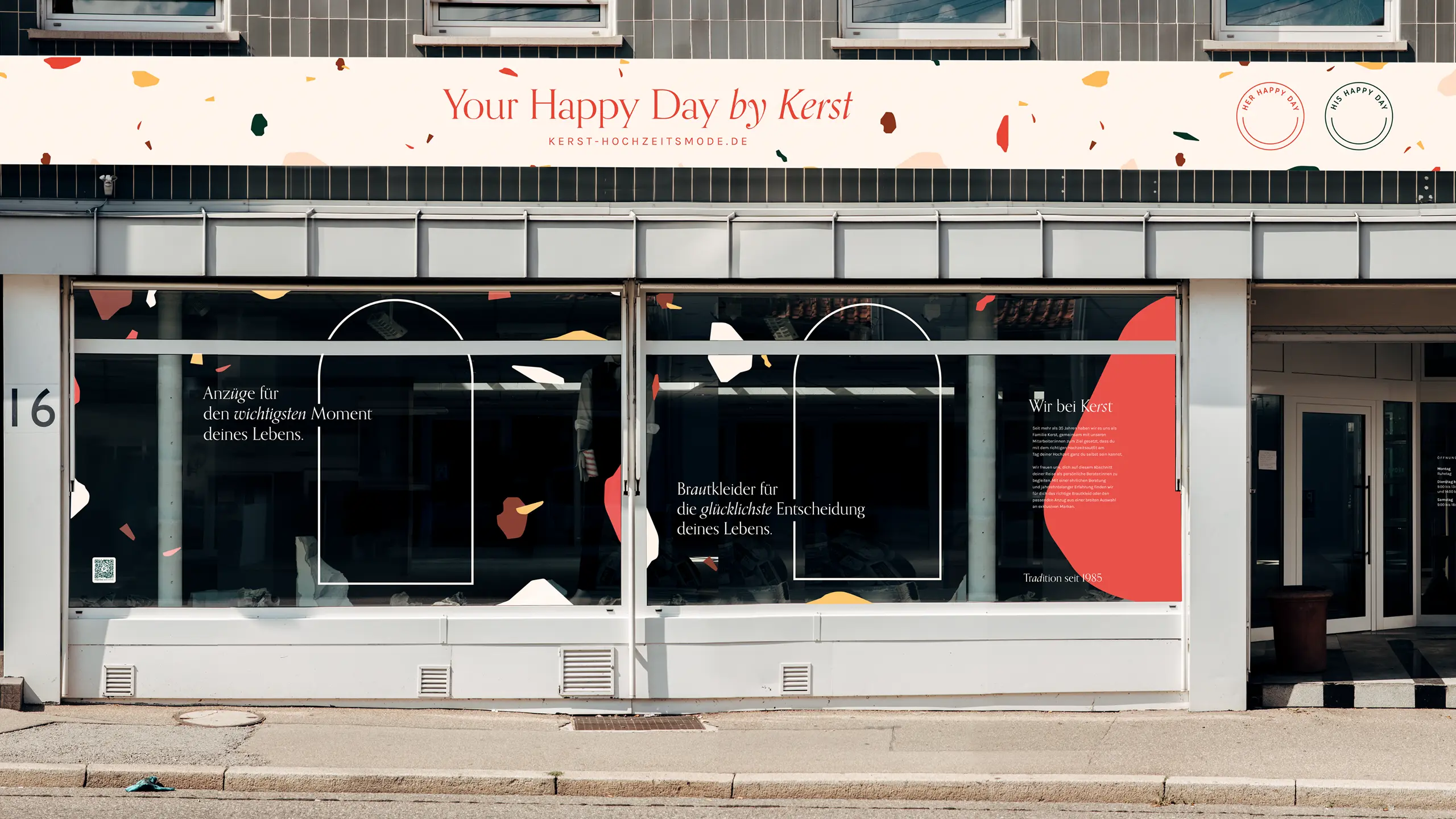 Schaufenstergestaltung von Kerst Hochzeitsmode in der Friesenstraße 16 in Ludwigsburg mit Terrazzo-Dekor, Her- und His-Happy-Day-Claims und Slogan Your Happy Day by Kerst.