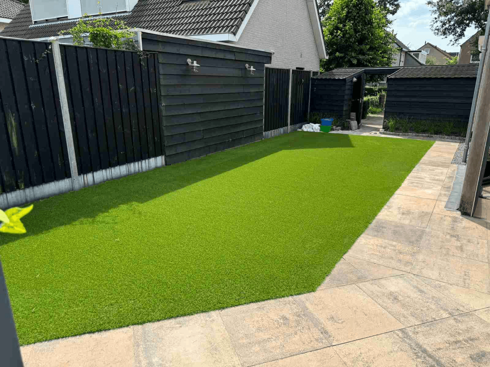 Strakke achtertuin met kunstgras van VDV kunstgras