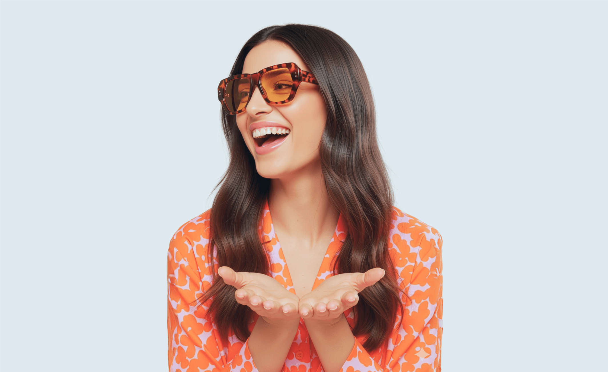 Mujer con gafas sonriendo