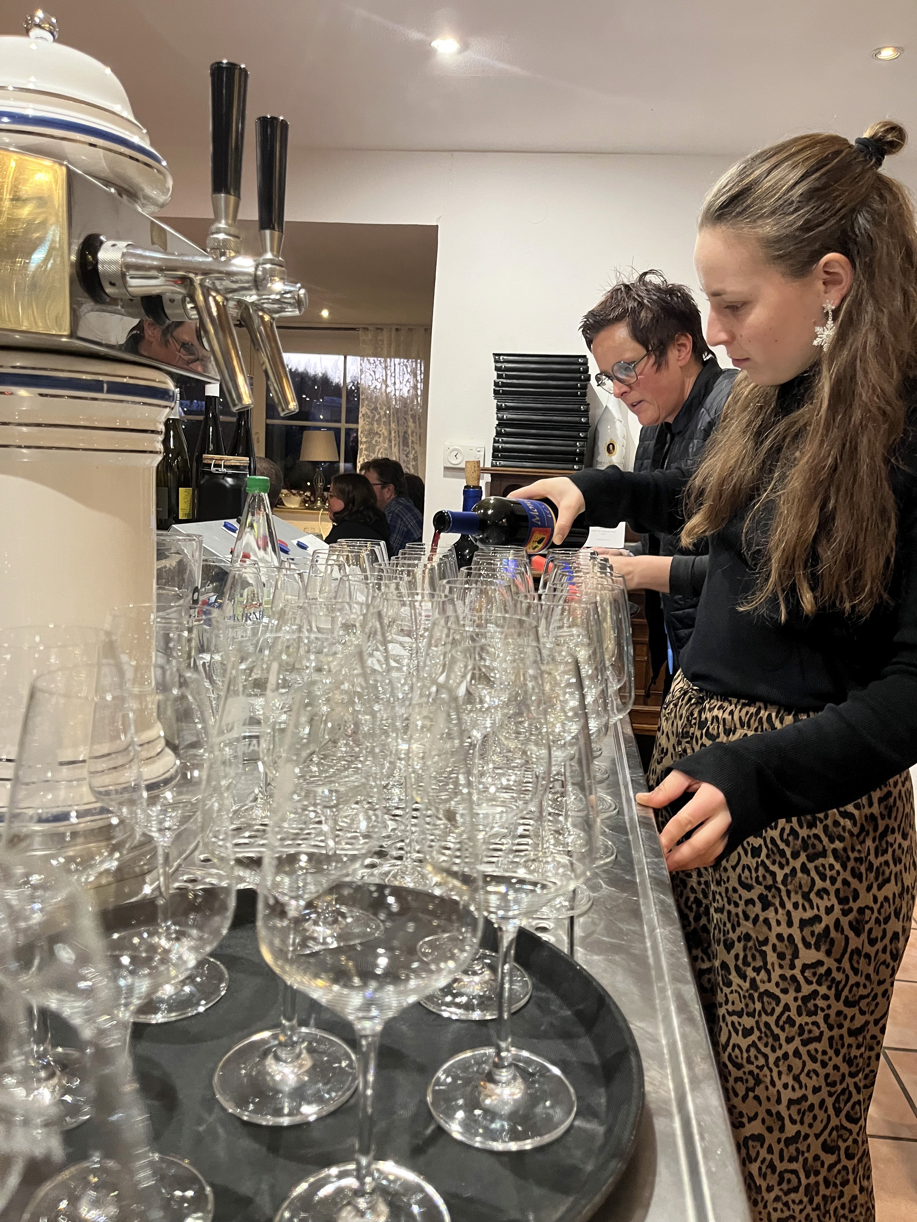 Claire und Carina füllen die Gläser mit Rotwein