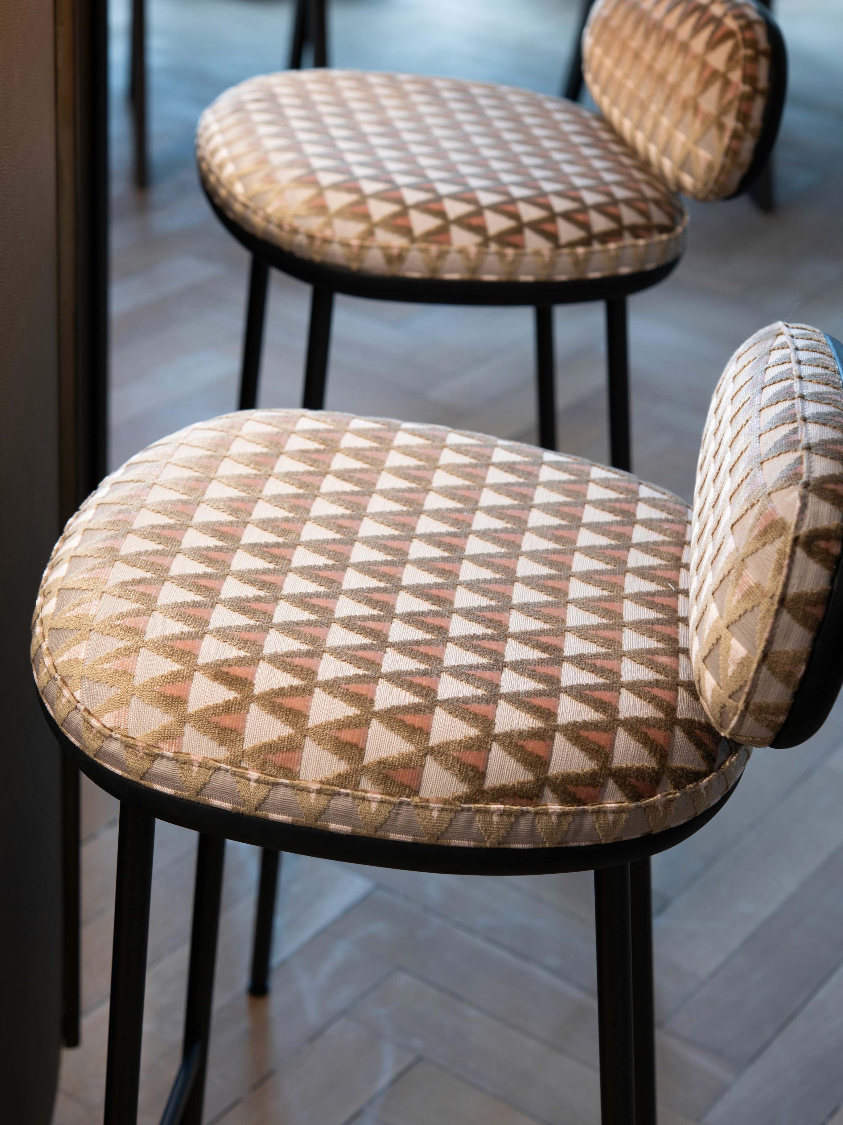 be. INTERIOR STUDIO | GALERIE | Barhocker