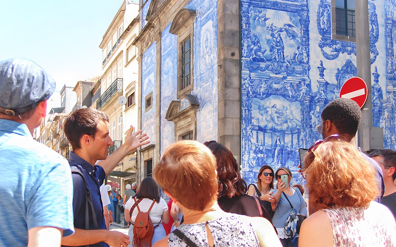 旅遊團在波爾圖的歷史建築上探索瓷磚。