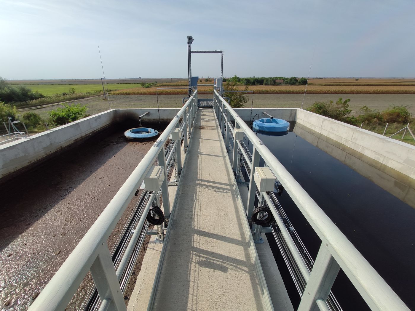 Walkway between SBR basins with BIODEC decanters at Tápiószőlős, Hungary