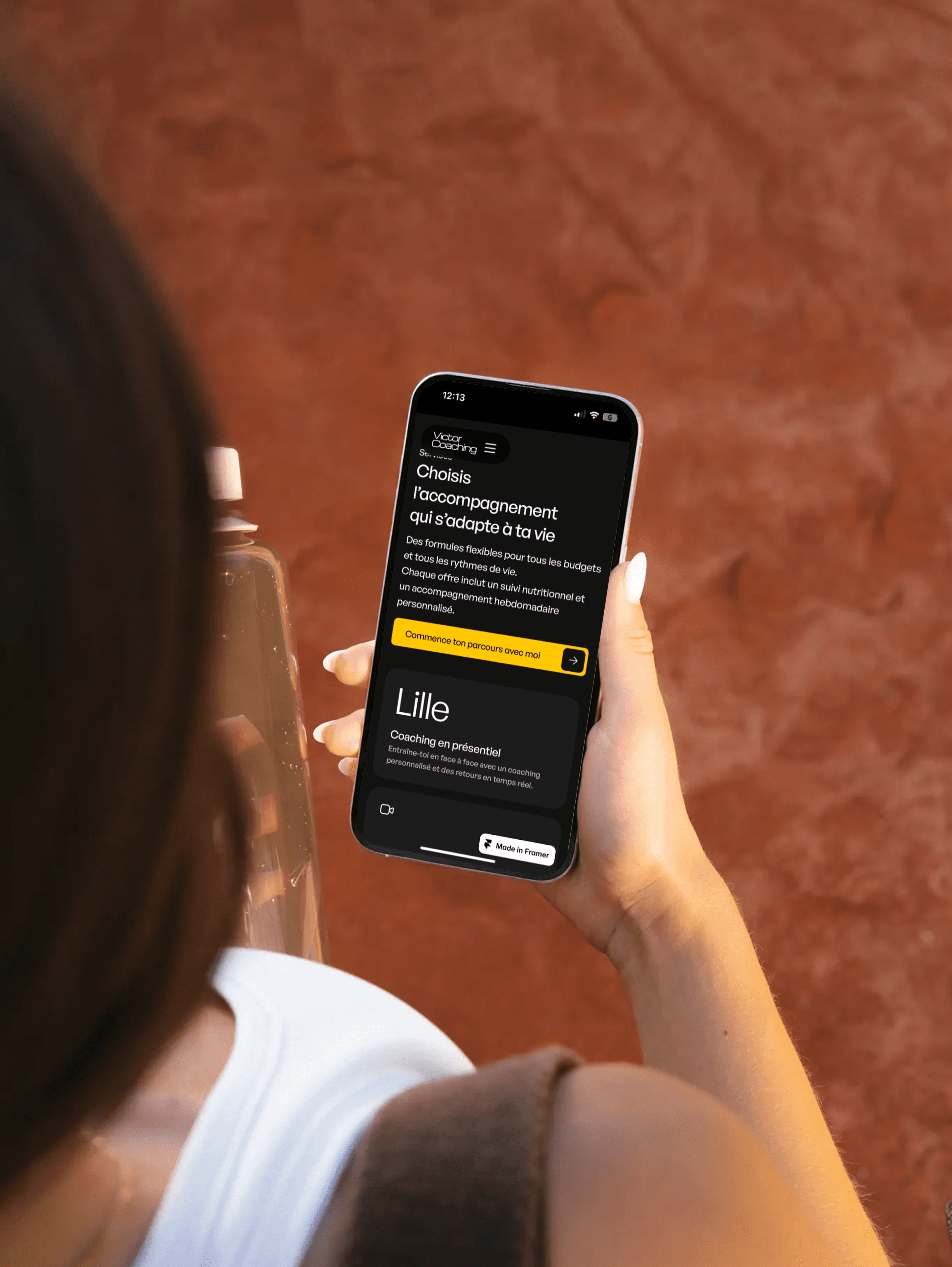 Téléphone dans une main avec preview site internet
