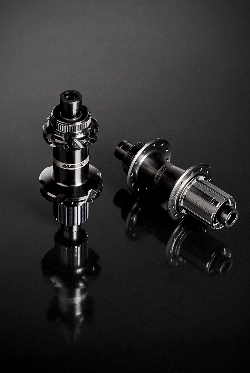 photographie produit packshot détail moyeux cycle sur fond noir sur plaque verre noire