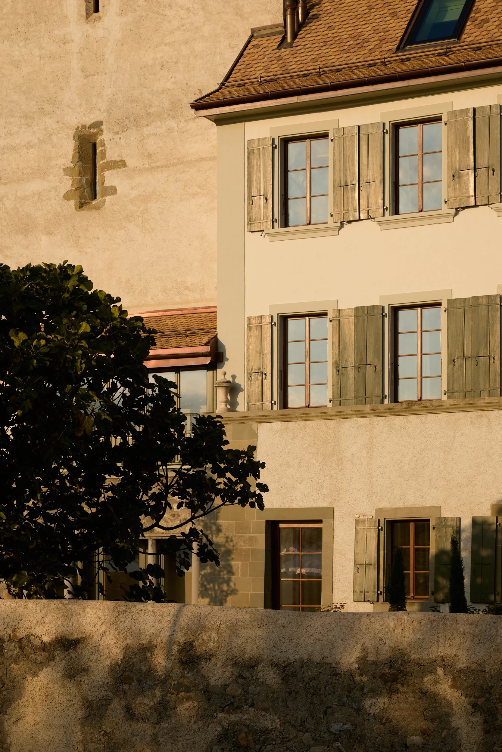 Détail de la façade XVIIIᵉ du Château de Saint-Prex, côté lac Léman, avec volets en bois peints à l’huile et enduits à la chaux, élément emblématique de ce monument historique vaudois.