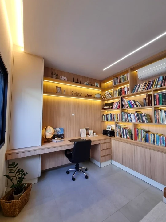 Escritório planejado com biblioteca iluminada - NS Decor