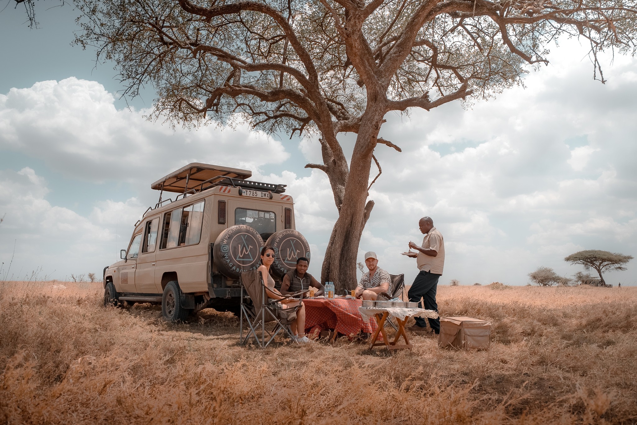 Voyageurs en safari en Tanzanie lors d’une production Wagabon