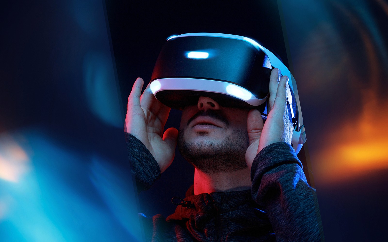 在伦敦海洋生物体验中使用VR头显的人。