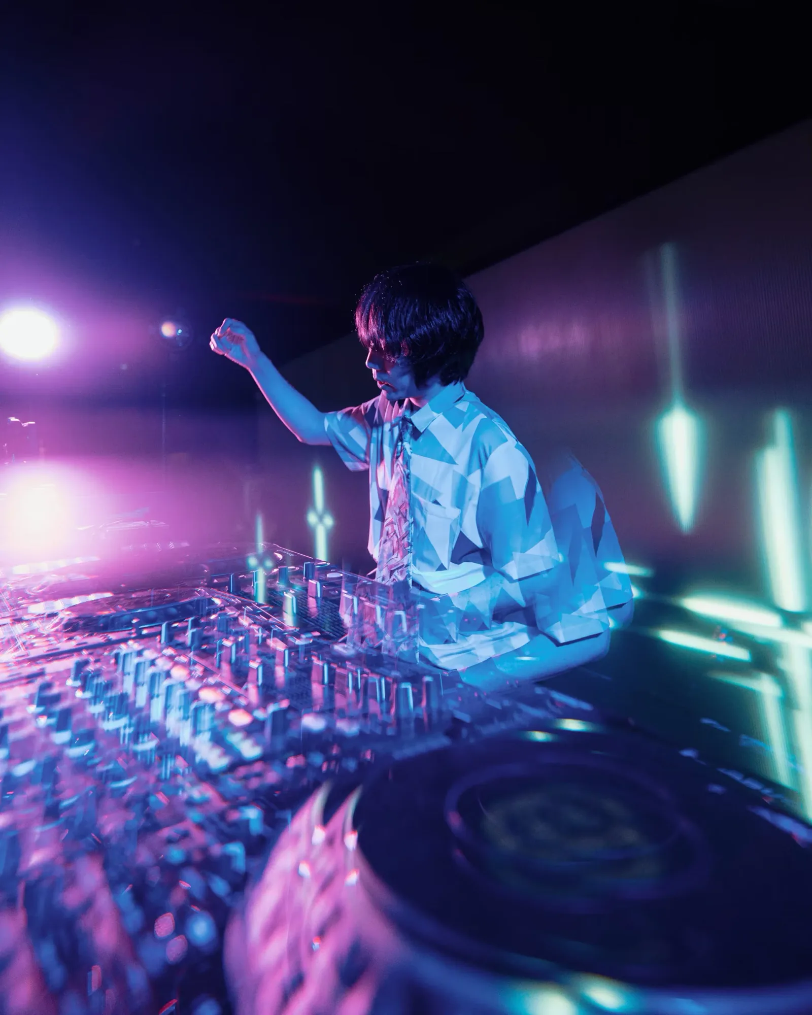 M+ Night Parties — project image 16 by Roman Olinchuk. 香港攝影、創意影像及視覺敘事作品。