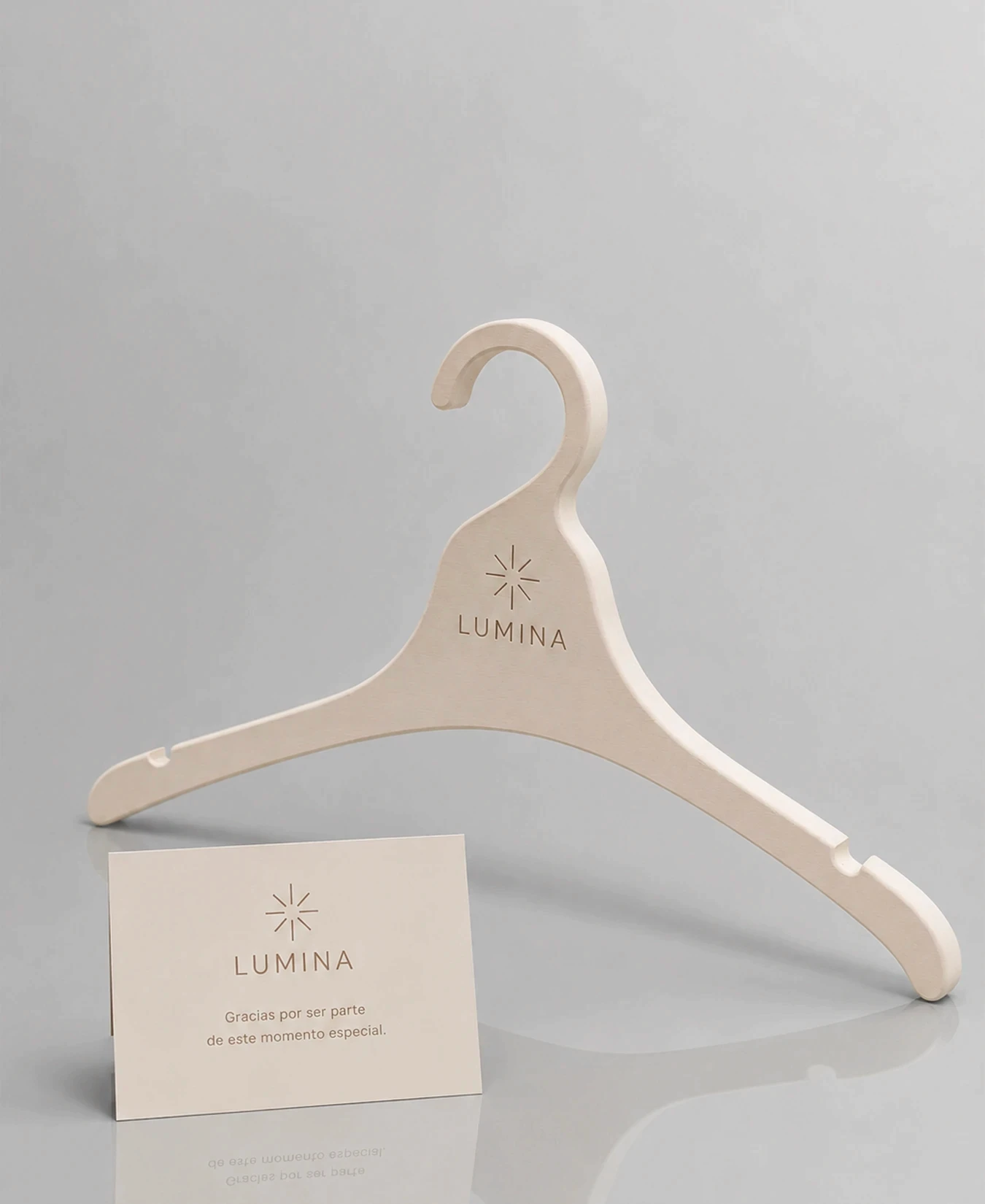 Percha premium personalizada para hoteles y retail