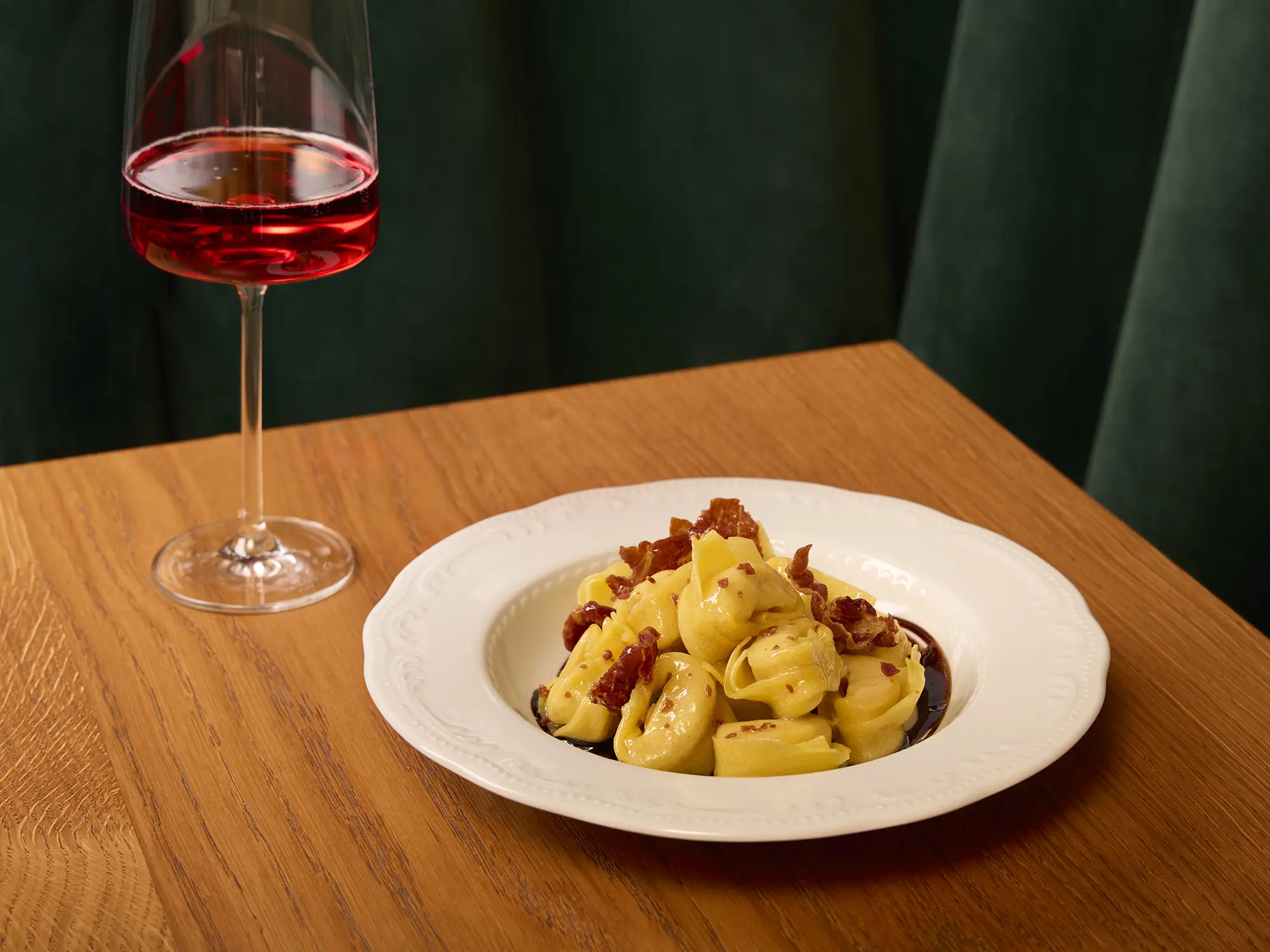 Tortelloni di zucca al burro con prosciutto croccante e Aceto Balsamico