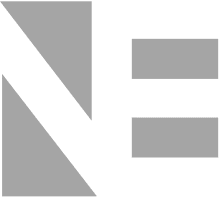 אותיות NE מעוצבות באפור על רקע ירוק כהה.